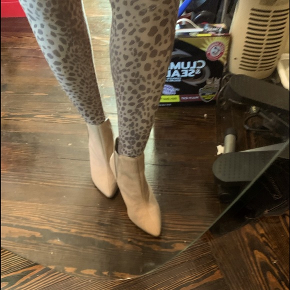 Steven Madden beige modern pointed toe ankle boots - Picture 1 of 6